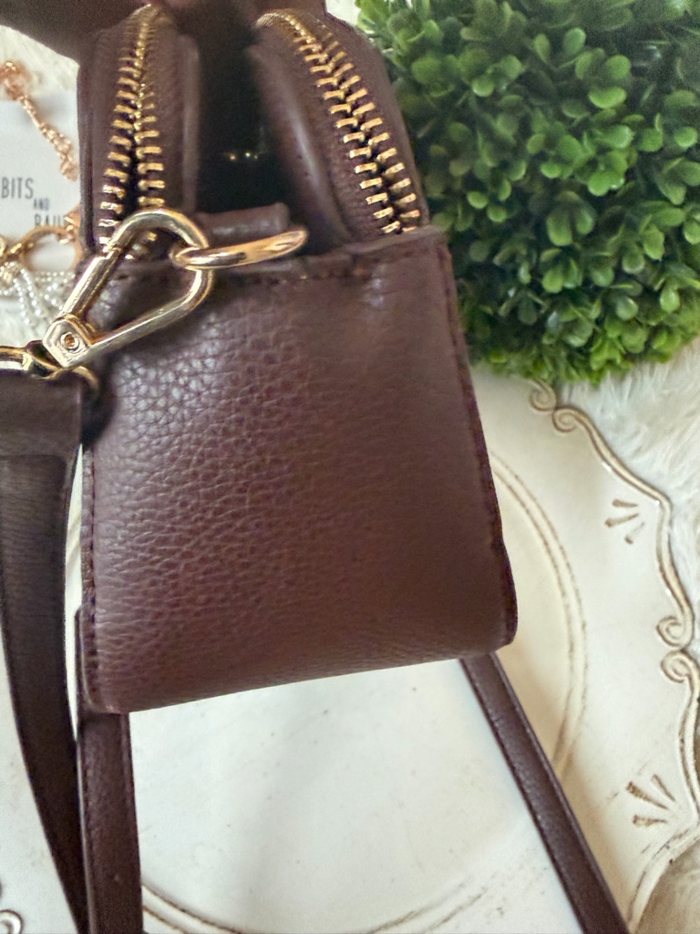 Stuff a bag Steve Madden Chocolate Brown faux Leather Crossbody - Picture 11 of 11